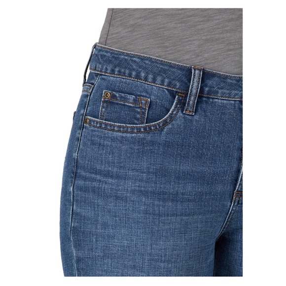 Lee - Picture 3 of 7